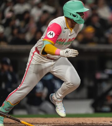 Mexican outfielder achieves career milestone during an important playoff in Petco Park.