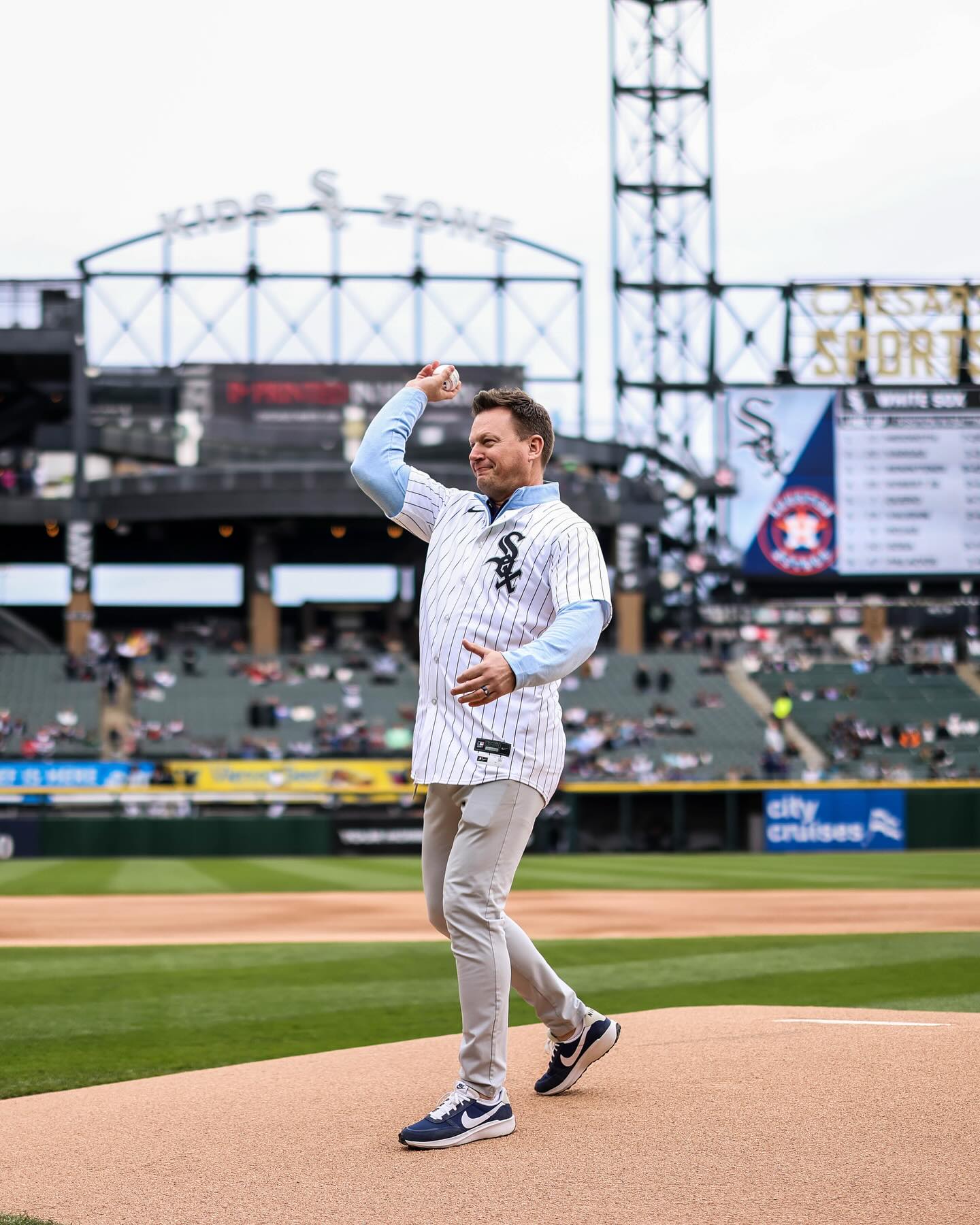 Geoff Blum Throws First Pitch At White Sox Game_image