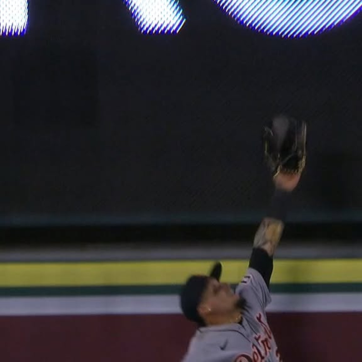 Javier Báez Dazzles at El Jardín Central The MLB magician stuns fans with playful antics, blending skill and charm seamlessly!!!!!!