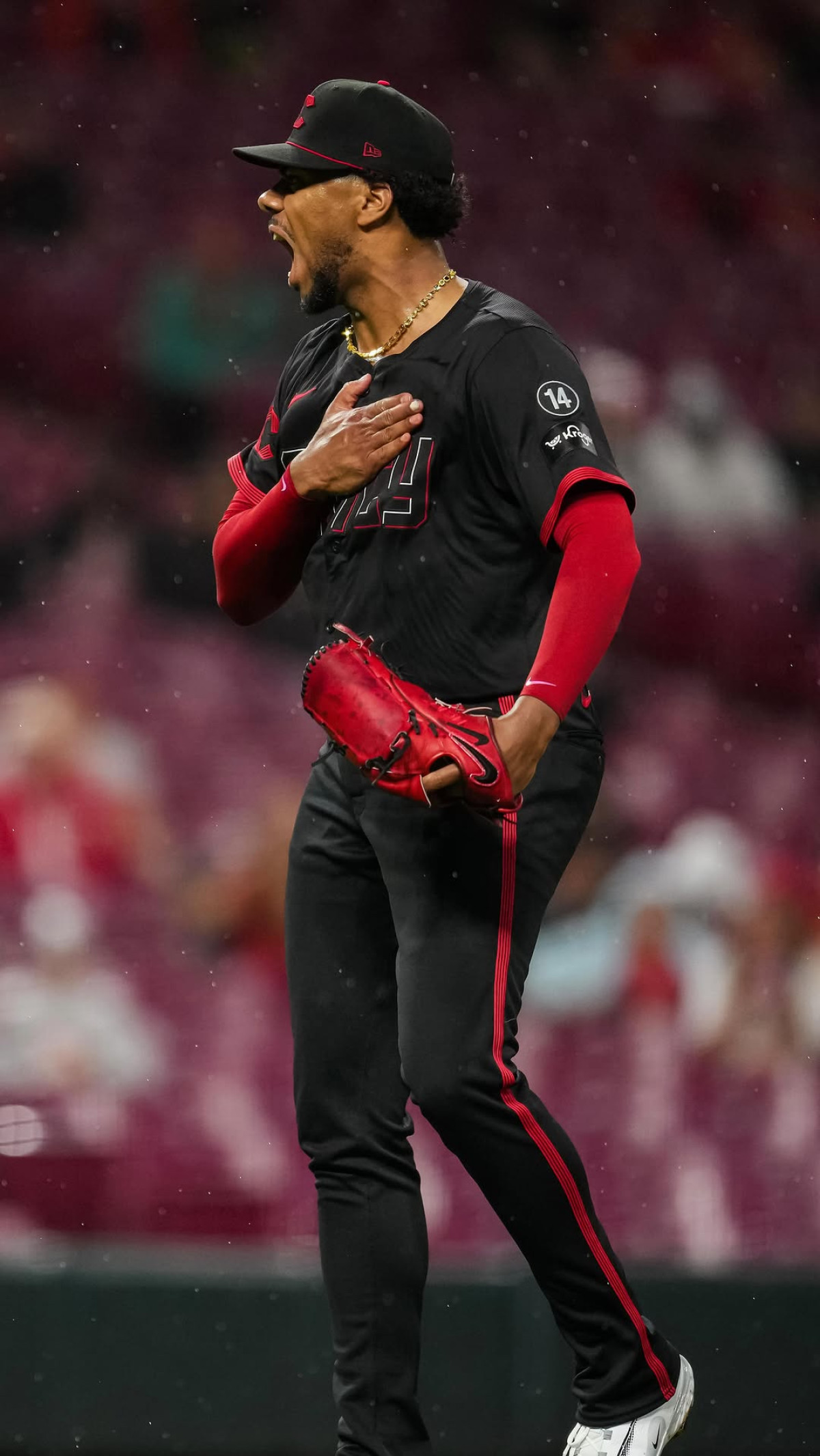 Cincinnati ace ignites modern baseball trends, inspiring fans with his bold, confident!!!